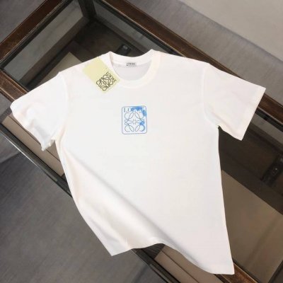 Loewe 罗意威 24Ss夏季新款圆领短袖T恤 270克重磅高端纯棉面料 手感质感都极完美 修身裁剪设计干净利落 时尚又好看 走线做工非常精致 版型效果超赞