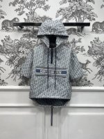d家 25春夏新款 蓝色D字母提花系列 连帽外套+连帽短袖上衣+高腰短裤+Polo领无袖连衣裙 连帽宽松外套 抽绳口袋+机能扣装饰 连帽短袖上衣前短后长抽绳收腰