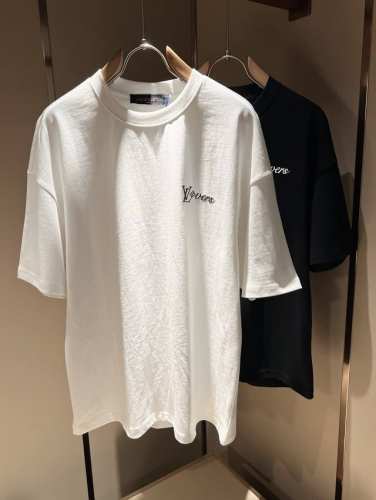 p250 Louisvuitt*路易*登 2025春夏全新系列单品上线，非常时髦前卫的一款男女同款短袖T恤，标识Logo图案压胶印花修饰！区别于以往的不同，宣示