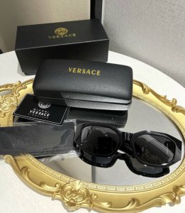 Versace范思哲墨镜 原单级别 型号 Ve4361 王安宇 赵露思同款 中性款 镜腿浮雕美杜莎完美诠释了范思哲品牌奢华的调性 设计大胆又前卫 较大的矩形镜框