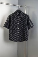 驴家提花牛仔布衬衣 25Ss新款时装秀的牛仔外套闪烁迷人，令日间造型更见出众。 衬衫外套采用牛仔布缝制，满印Monogram提花图案， 这款衬衫外套可配搭同系列
