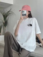 the North Face 北面落日云层短袖半袖T恤情侣款 面料采用230G 双纱纯棉，做工规整，纹路清晰，穿着舒适！ 胸前精致的印花小标 加后背的原宿风设计