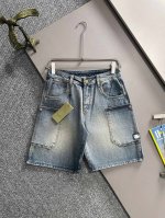 古驰2025夏季新品牛仔裤牛仔短裤，采用进口客供日本Denim平纹棉质牛仔面料梭织生产，三标齐全，顶尖的石磨水洗工艺让质感达到80年代的老味，柔软细腻舒适透气，