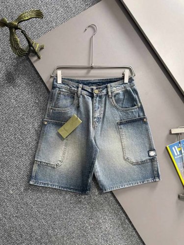 古驰2025夏季新品牛仔裤牛仔短裤，采用进口客供日本Denim平纹棉质牛仔面料梭织生产，三标齐全，顶尖的石磨水洗工艺让质感达到80年代的老味，柔软细腻舒适透气，