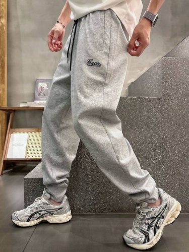 gucci 2025夏季新款铜氨丝莫代尔空气层休闲卫裤，裤身上刺绣标志性品牌标识，客供定制品牌刻印五金配件，彰显品牌格调，100%进口面料精心打造，柔软舒适透气