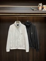 主推 P470 Prada 2025Ss早春新款发布秘普拉达立领隐藏帽夹克外套。隐藏帽设计春款外套！穿上就是舒适自在又显瘦的存在，慵懒而随性，结合干净简单的色系