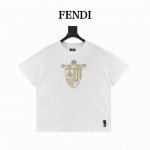 fendi 芬迪 盾牌徽标刺绣短袖 原版6,100购入开发 面料采用50支平纹双股 螺纹搭配1*1索罗娜 面料经过普洗与高温烘烫以固定衣服版型 同时面料做了爽滑