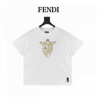 fendi 芬迪 盾牌徽标刺绣短袖 原版6,100购入开发 面料采用50支平纹双股 螺纹搭配1*1索罗娜 面料经过普洗与高温烘烫以固定衣服版型 同时面料做了爽滑