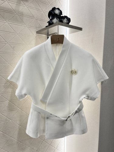 dio*2025新品上架 腰带胸针廓形外套 定制Yb进口人棉材质 质感细腻 垂感有型 外套利用剪裁和细节提升精致度 茧形落肩肩袖设计大气优雅 搭配前襟纽扣和印刻