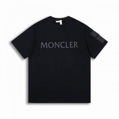 正确版高品质 蒙口Moncler新款标识贴袋短袖T恤 采用定制天丝摩尔平纹料厚板印花利用厚板印胶机将设计图案转化为可印刷的模板 通过压力将图案逐层印在纺织品上整