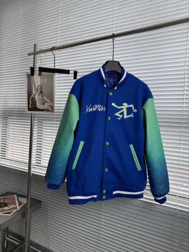 新款上新 P310 louis Vuitton路易威登 渐变蓝绿袖棒球服 单单面料来讲我就定做了一个多月，颜色成分一比一的还原！面料成分有%65的羊毛，%15天