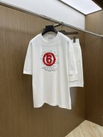 新款 套 Mm6 2540春夏最新款休闲短裤短袖套装，男女款 贸易公司渠道稀出，同步官网发售！基本每一季都会有它的背影所在，期待着所有潮男潮女们的演绎！此款选用