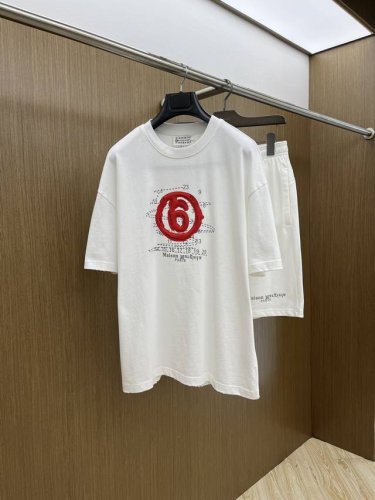 新款 套 Mm6 2540春夏最新款休闲短裤短袖套装，男女款 贸易公司渠道稀出，同步官网发售！基本每一季都会有它的背影所在，期待着所有潮男潮女们的演绎！此款选用