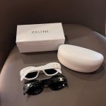 Celine思琳凯旋门墨镜 镜腿的凯旋门Logo复古又时髦 框型比较经典百搭不挑脸型，吹爆这个墨镜，真的太百搭太好看了，适合所有的脸型而且上脸非常显脸小带上瞬间