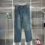 lv路易威登白色压花牛仔裤 工装裤 面料纱定加密粗左斜纹牛仔布 压花部位独立开模4个摸具，一比一进行压花工艺后在里面注入进口胶水 来保证花型硬挺立体怎么水洗都不