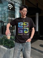 纪家 2025春夏新款首发专柜最新款短袖圆领T恤 高端订制 设计前卫时尚 品牌Logo重工艺设计 高端定制面料.手感柔软.穿着舒适.专柜级别精致车线.做工精细.