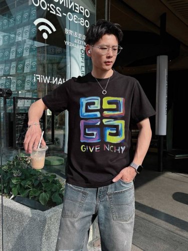 纪家 2025春夏新款首发专柜最新款短袖圆领T恤 高端订制 设计前卫时尚 品牌Logo重工艺设计 高端定制面料.手感柔软.穿着舒适.专柜级别精致车线.做工精细.