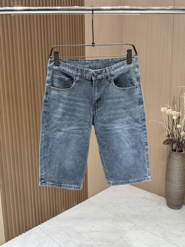 prada 普拉达 2025Ss春夏新款短款弹力牛仔裤，明线织边棉质直筒短裤，男士金属纽扣徽标点缀休闲长裤。洋行顶尖订单系列，一款绝对重工的顶级单品，呈现Ove