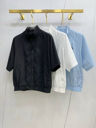 新品 迪奥渠道精品.2025Ss春夏新款运动服夹克防晒服外套短袖！防晒衣经典之余增添了与时俱进的时尚感,型男靓女的最佳选择.新型轻量绢丝纤维尼龙面料,轻盈透气,