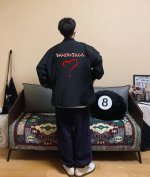 Balenciaga巴黎世家禁忌主题立领教练夹克外套 精选优质梭织加厚面料 匀整光洁 吸湿耐磨不易折 厚实板正上身超赞宽松版型结合立体裁剪工艺 留有充裕活动空间
