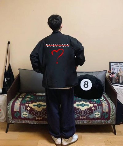 Balenciaga巴黎世家禁忌主题立领教练夹克外套 精选优质梭织加厚面料 匀整光洁 吸湿耐磨不易折 厚实板正上身超赞宽松版型结合立体裁剪工艺 留有充裕活动空间
