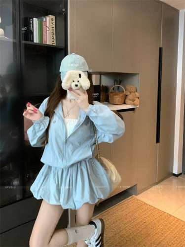 Lululemon lululemon 神级套装 夏日 C 位出道 宝子们 夏天的较量已经开始 我不允许还有人没发现 Lululemon 这款宝藏皮肤衣百搭薄款