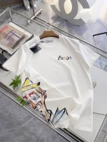 普拉达 高定面料 玉蚕丝般的丝滑 2025春夏新品上市时尚经典圆领短袖时尚单品设计，更加时尚舒适，高标准定制，上身非常有型，人工手绘工艺， 客供辅料，客供进口高