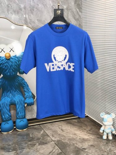范思哲。穿200斤。宽松版 顶级货品2025春夏新款首发专柜最新款短袖圆领T恤 高端订制 设计前卫时尚！品牌Logo重工艺设计 高端定制天丝面料.手感柔软.穿着