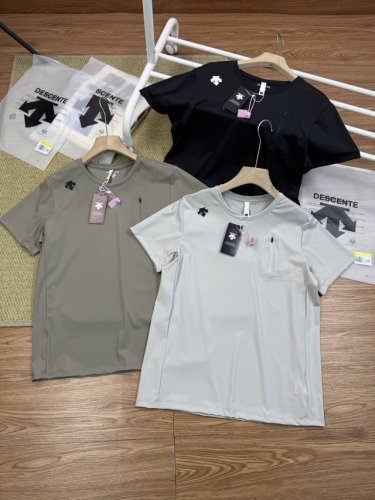 供 Descente迪桑特男女同款印花Logo纯色简约圆领短袖户外运动通勤休闲吸汗透气时尚百搭T恤 颜色：黑色 卡其 灰色 尺码：Xl-5Xl 迪桑特Desce