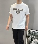 prad*普拉达25S新款圆领短袖.简约基础款！胸口精致立体压花品牌字母标识.双层立体烫画工艺.简单高级！优质240G高织棉布制成.机织技术-相比于普通面料更加