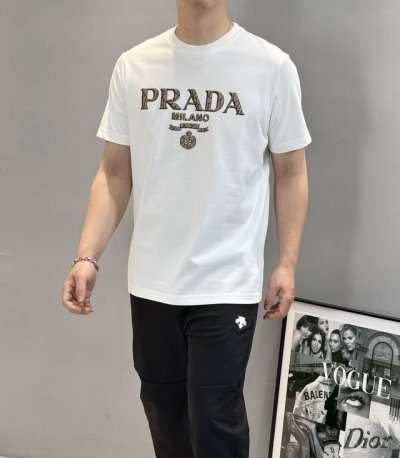 prad*普拉达25S新款圆领短袖.简约基础款！胸口精致立体压花品牌字母标识.双层立体烫画工艺.简单高级！优质240G高织棉布制成.机织技术-相比于普通面料更加