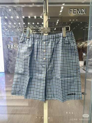 66023 Miu家 Miumi* 蓝格纹府绸质感短裤，高版出品！极简的字母刺绣装饰 裤脚边毛须须裁剪 复古又干净 面料纯棉透气 上身巨舒适 怎么穿都很好看 时