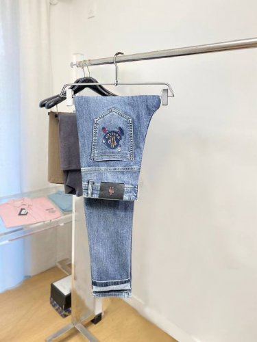 主推.长期有货 蒙口 高品质 2025春夏官网高端新品原单少数帅爆牛仔裤，百分百原单 百搭神器！今年最新流行的风格设计款式，采用进口棉花制作成的单宁布，上身舒适