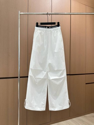 爆款现货 原单品质 克罗星｜25新款工装式休闲裤 颜色百搭高级 定制腰带尽显高级随意感 视觉盛宴 四季必入的百搭单品 订制面料，质感巨好，慵懒范儿十足 女神必入