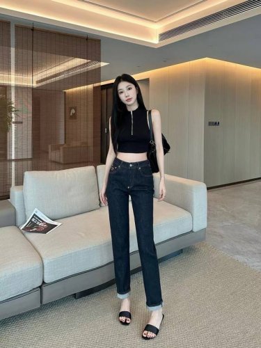 上新 普拉达 丹宁美学牛仔原色直筒铅笔牛仔裤 超显瘦显腿长 与各种上衣都能组成和谐养眼的Cp 穿出人人羡慕的长腿 高级感原色牛仔面料 厚度适中 具有恰到好处的支