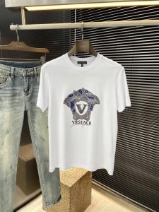 Versace- 范思哲 系列 Vip高级定制 2025春夏季新款短袖 百搭款式 任何人都可以轻松驾驭 面料全订制 高定一等品双面丝柔棉面料 面料手感柔软 上身