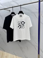Loe*We 罗意*威 2025Fw春夏新品圆领打底外穿T恤，立体感Logo常规半袖纯棉打底T恤，棉，手感面糯有骨感，柔而有韧性。工艺处理，韧性和抗皱性能得到大