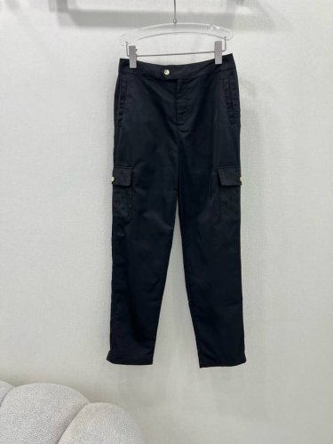 Louis Vuitto*25新款工装口袋长裤 定制Yb进口尼龙材质 免熨烫垂坠工艺 舒适挺括有型 沿用对称翻盖四叶草字母提花口袋点缀装饰 彰显品牌调性 饰以印