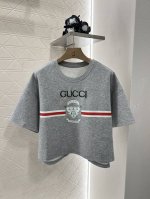 Gucc*2025新品上架 印花上衣短裤套装 定制Yb斜纹全棉材质 透气舒适 质感十足 字母上衣短裤套装 上衣胸前饰以红绿白三色条纹横杠骑士盾牌徽章 印花清晰流