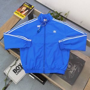 款号：Dg0407 2025新款Adidas阿迪达斯经典三道杠莲花刺绣Logo休闲情侣立领夹克外套，采用爽滑亲肤梭织面料，面料厚实立体感更强，体感更舒服，定位裁
