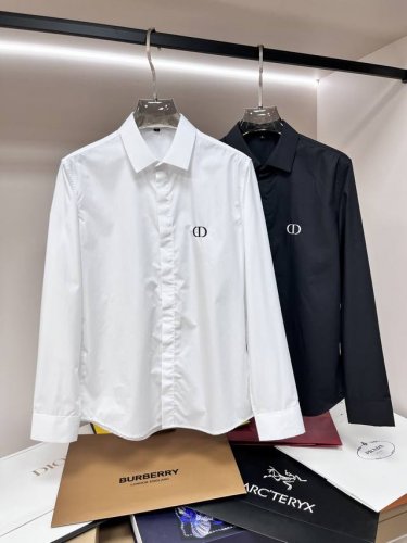 主推 Dior 迪奥 独家专供春季新款时尚休闲衬衫，长袖刺绣衬衫。高级密针刺绣、高端欧版原单衬衫，透气舒适度高，细节无可挑剔，品牌元素设计理念，体现高品质。呈现