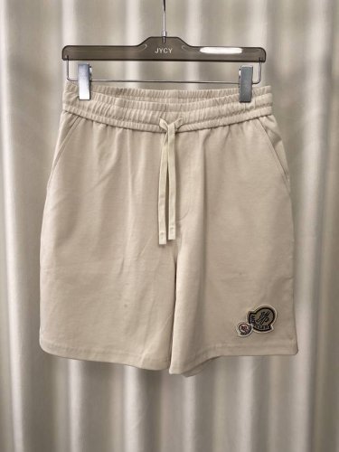 Moncler.夏季男士新品双标刺绣标识冰氧棉休闲短裤 正面左侧脚口边缀饰双徽标立体刺绣品牌元素设计 辨识度直接拉满 弹性松紧腰边带抽绳 两个侧袋+背面贴袋设计
