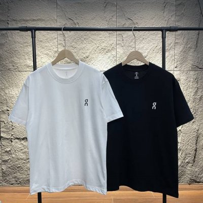 On昂跑 基础极简立体硅胶Logo 圆领短袖T恤 男女同款 -On昂跑源自瑞士阿尔卑斯山，是以跑步为核心的运动品牌，希望通过运动，点燃人类的精神力量，激发灵感，