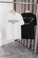 x012 prada 普拉达 25Ss经典刺绣大字母+后幅印花T恤，品牌Logo经典设计 高度定制260克双纱纯棉面料，面料柔软 时尚百搭 男女同款 颜色：黑色