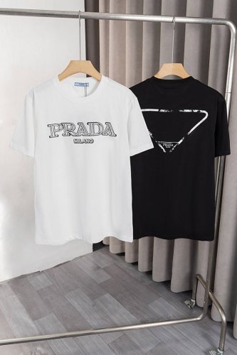 x012 prada 普拉达 25Ss经典刺绣大字母+后幅印花T恤，品牌Logo经典设计 高度定制260克双纱纯棉面料，面料柔软 时尚百搭 男女同款 颜色：黑色