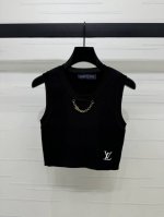 上新原单高端品质Louis Vui*Ton 2025春夏最新系列！链条针织背心！定制丝毛针织材质 舒适有型 柔软弹力 无袖背心剪裁 领口金属链条装饰 点亮整体造