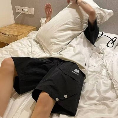 巴黎世家 Ss25新品复古美式高街速干短裤休闲运动五分裤 面料柔软舒适，上身亲肤，不会硬邦邦，颜色也简单百搭，夏天穿着不会闷，随便搭配一件T恤都 休闲时尚感满满
