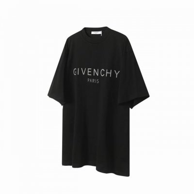 C05 givenchy 纪梵希 反光Logo印花短袖 采用胶浆印花 加入荧光粉 使用胶浆液体涂料在织物上打印图案 烘烤织物以固定印刷图案 在胶印过程中加入荧光