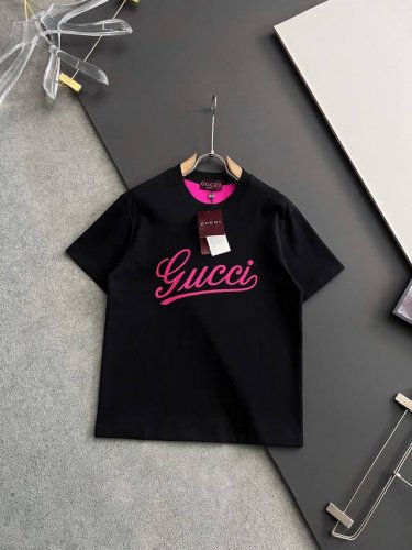 2025独家 新品！Gucc*爆款 美国杜邦公司所罗纳面料黑科技 爆款现货春夏短袖，简约基础衣橱神器， 休闲百搭必备款 做工走线质感一流，两色推荐 修身版型码数