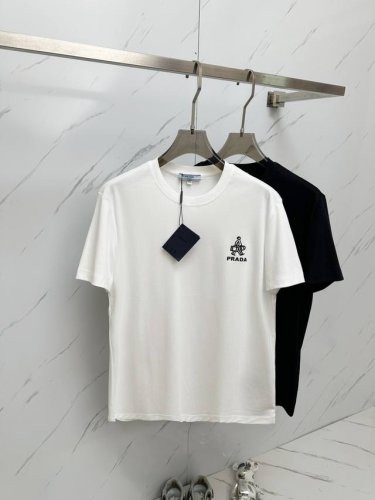 春夏新款首发专柜最新款短袖 高端订制 设计前卫时尚！品牌字母Logo重工艺设计 高端定制纯棉面料.手感柔软.穿着舒适.专柜级别精致车线.做工精细.上身效果无敌帅